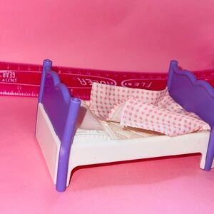 1995 VINTAGE FP  LOVING FAMILY DOLLHOUSE 4.75" BED PURPLE WHITE W/BLANKET